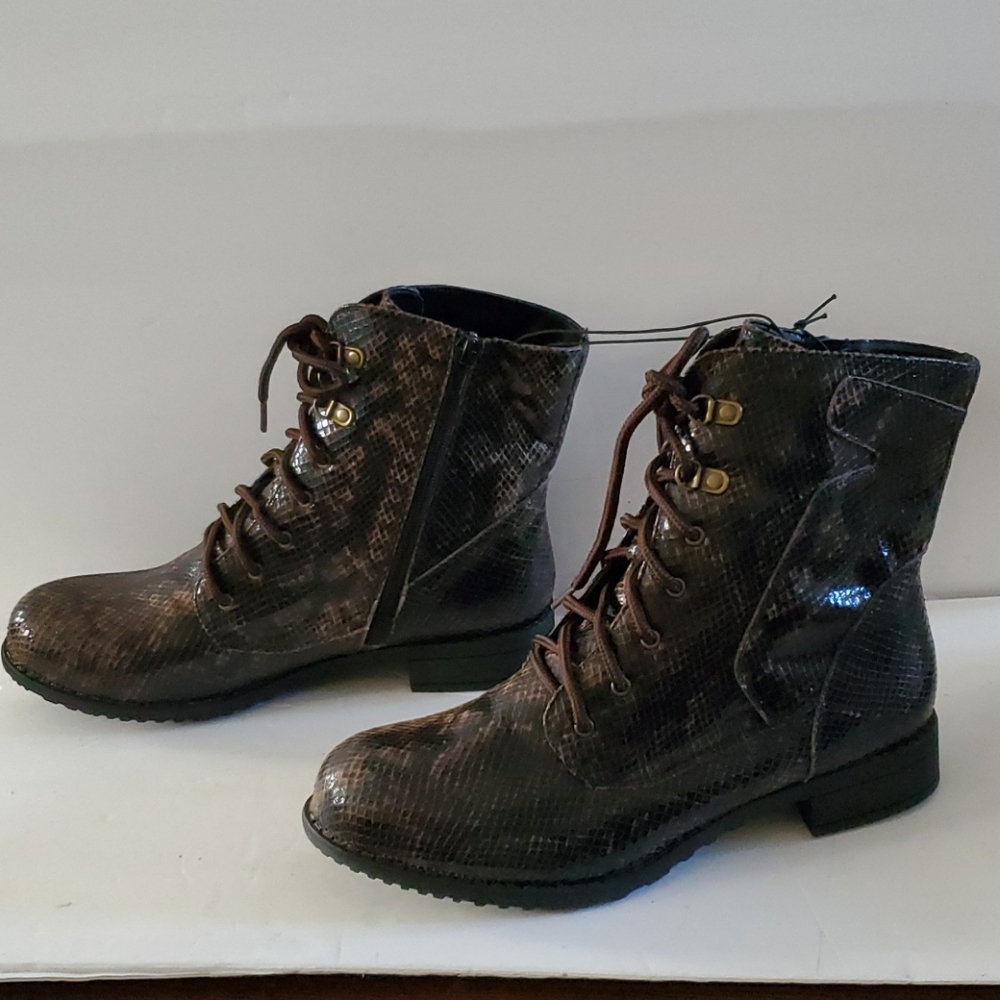 White Mountain Faux Snakeskin Combat Boots Size 9.5 EUC Worn once . - Picture 2 of 9